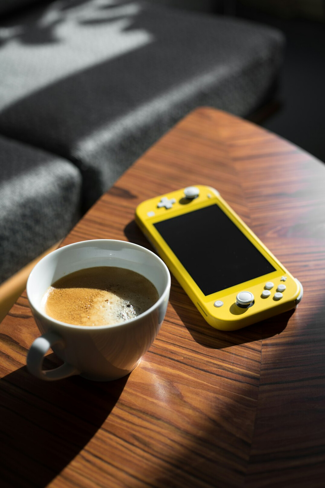 Tablet showing a reading list on a wooden table with a cup of coffee
